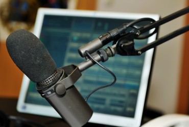 Pesquisa sugere que o rádio AM/FM é mais eficaz que a TV para publicidade da indústria farmacêutica