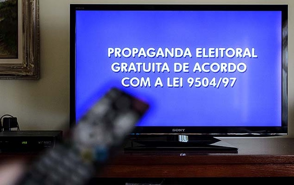 Texto aprovado retoma propaganda partidária gratuita em rádio e TV