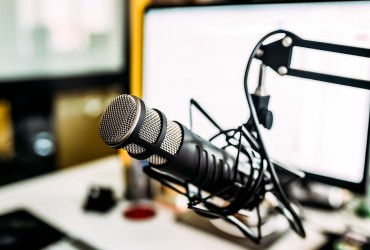 Estudos indicam rejeição crescente do público ao uso de vozes por IA no conteúdo em áudio