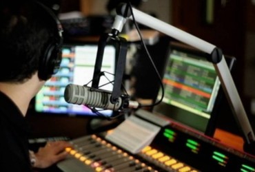 Conteúdo falado: Rádio lidera em consumo e colabora com o avanço dos podcasts nos EUA