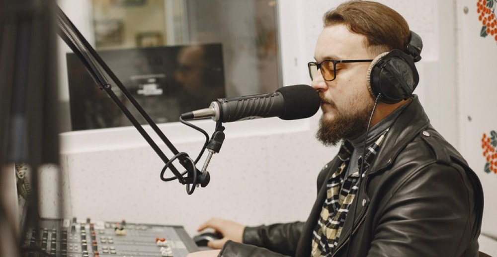 Grupos de rádio seguem as bigtechs e pedem que funcionários retornem aos escritórios