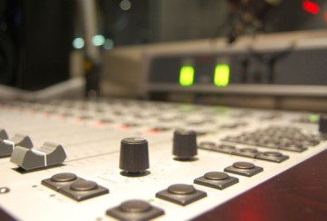 Ministério das Comunicações publica extratos de contratos para migração AM-FM em seis cidades brasileiras