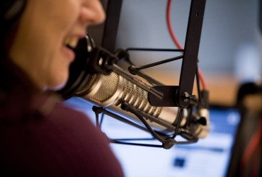 Rádio se adapta e oferece informação com credibilidade e colaboração