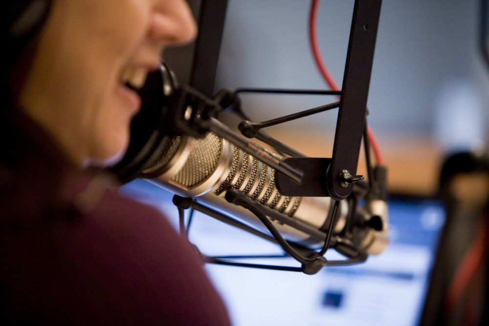 Para crescimento em receitas de publicidade local, equipes de rádio precisam vender on e offline