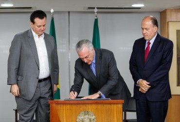 PRESIDENTE TEMER ASSINA DECRETO QUE DESBUROCRATIZA REGRAS PARA RETRANSMISSORAS DE TV E ABRE ESPAÇO PARA A MIGRAÇÃO AM-FM