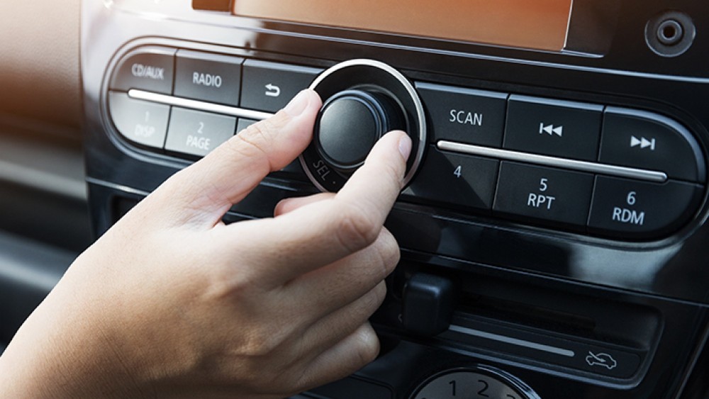 Levantamento reforça impacto do rádio na decisão por restaurantes de fast food durante deslocamentos