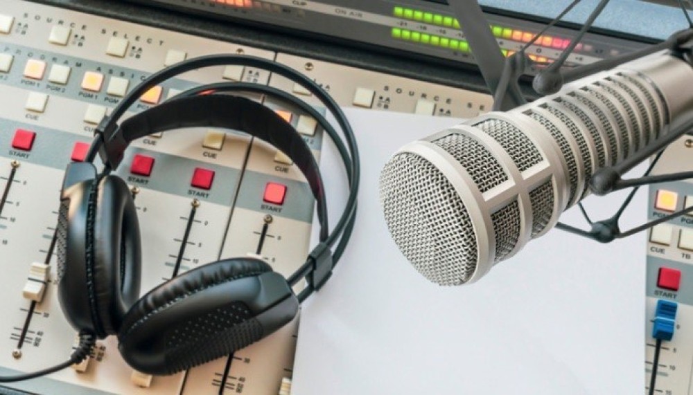 Melhora econômica com queda nos juros pode puxar alta de 5,6% no investimento publicitário para o rádio nos EUA