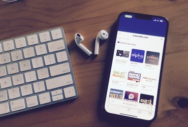 Smartphone conectado ao streaming de rádios de São Paulo, através da nova plataforma tudo.radio