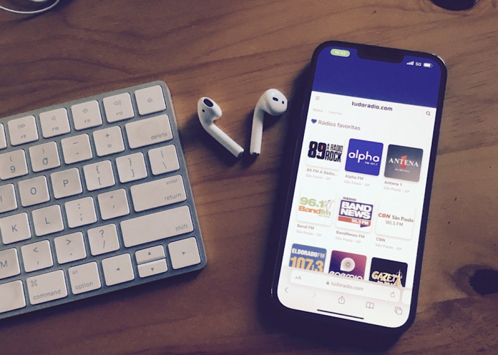 Smartphone conectado ao streaming de rádios de São Paulo, através da nova plataforma tudo.radio