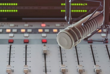 Top 100 Crowley: Músicas ao vivo dominam as paradas do rádio brasileiro em 2024