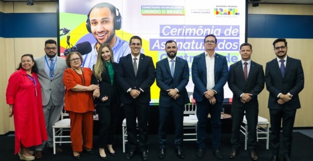 Ministério das Comunicações assina novos contratos de radiodifusão