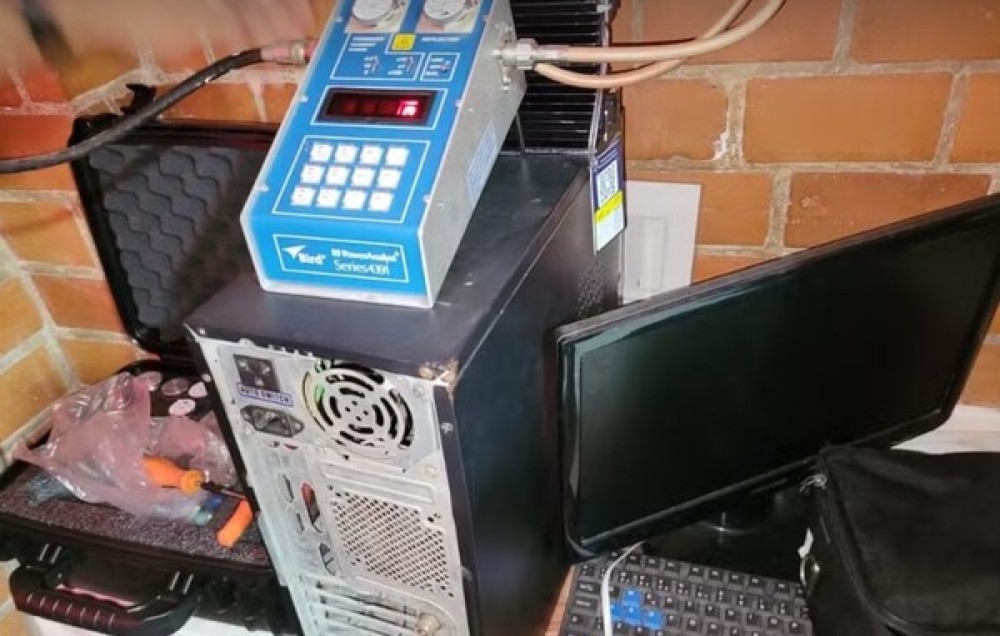 Operação da Polícia Federal fecha três rádios sem autorização para operação em Angra dos Reis (RJ)