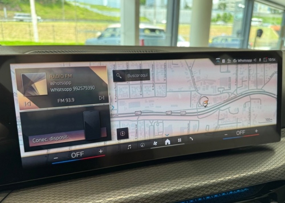 Multimídia presente atualmente em modelos recentes da BMW, com o rádio interagindo com outros serviços do sistema de multimídia / crédito: tudoradio.com