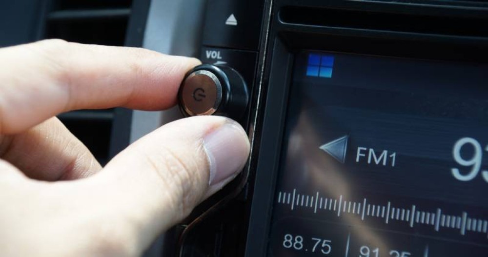 Audiência do rádio AM/FM sobe 3% com nova metodologia da Nielsen e cresce entre ouvintes mais jovens