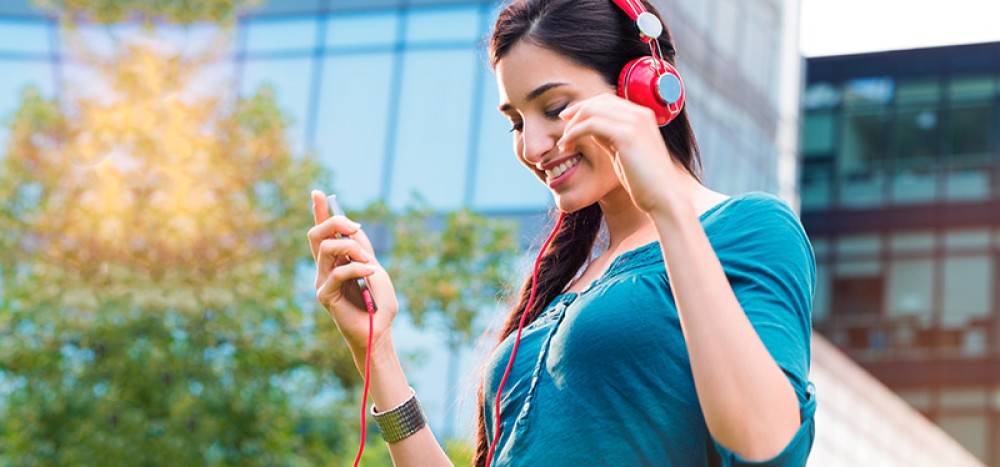 Publicidade no rádio e no áudio digital impulsiona lançamentos de filmes e streaming, revela estudo