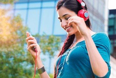 Publicidade no rádio e no áudio digital impulsiona lançamentos de filmes e streaming, revela estudo