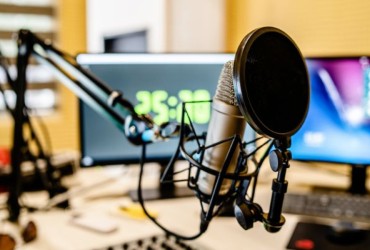 Pesquisa aponta fadiga com serviços pagos de streaming e amplia interesse pelo rádio tradicional