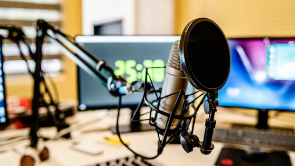 Pesquisa aponta fadiga com serviços pagos de streaming e amplia interesse pelo rádio tradicional