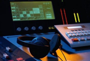 Rádio tem ampla liderança no tempo dedicado ao consumo de áudio com anúncios