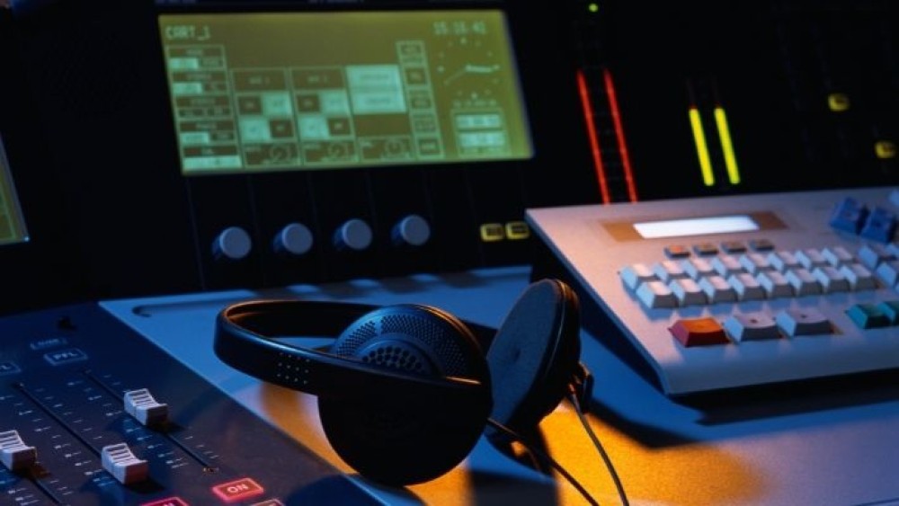 Rádio tem ampla liderança no tempo dedicado ao consumo de áudio com anúncios