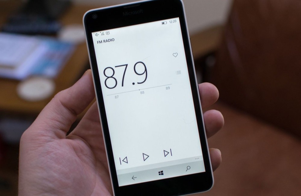 MUITOS BRASILEIROS JÁ USAM O SMARTPHONE PARA OUVIR RÁDIO