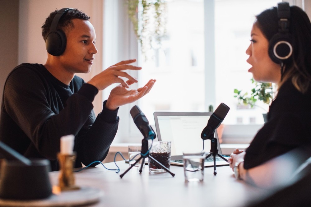 Pesquisa mostra que rádio é amplamente usado tanto por quem consome muito ou pouco TV e Internet, analisa Katz