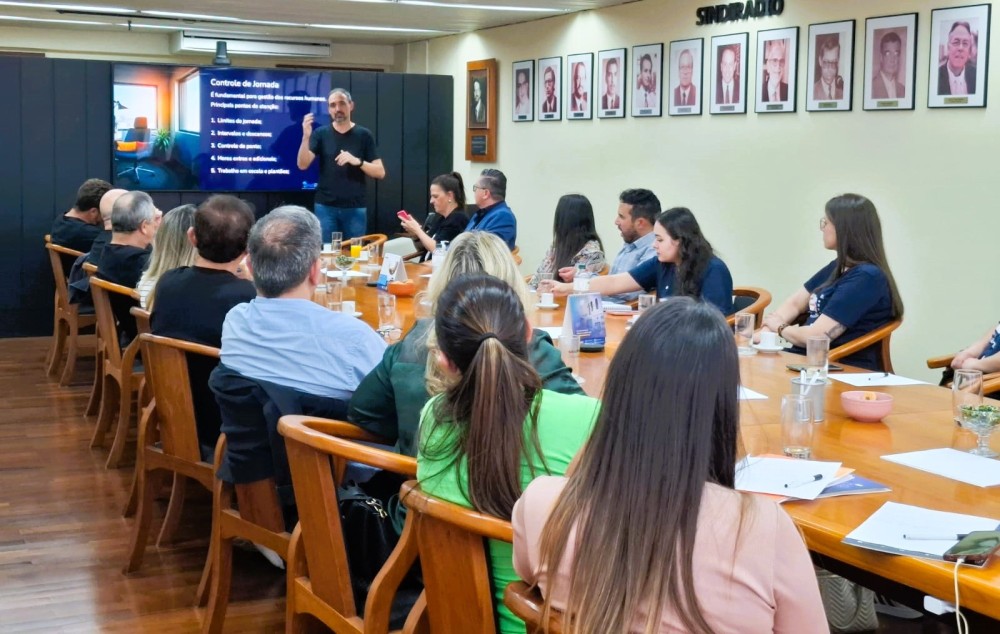  Emissoras de 12 cidades participam de curso do SindiRádio sobre contratação de radialistas