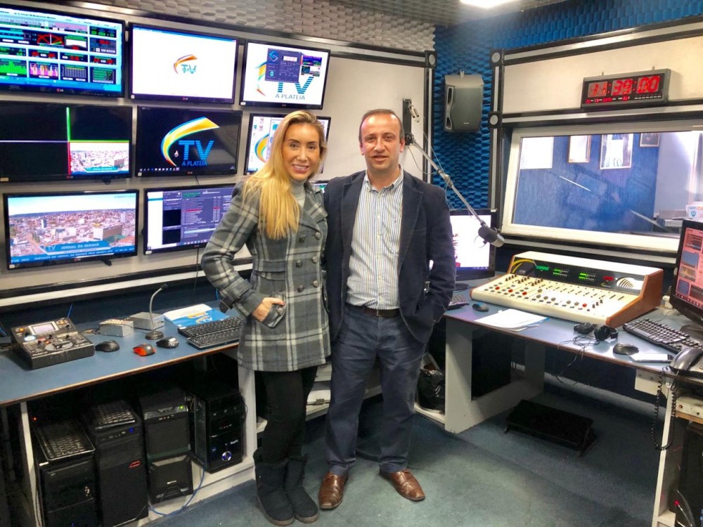 A presidente do SindiRádio - Sindicato das Empresas de Rádio e TV do Rio Grande do Sul -, Christina Gadret, visitou no último sábado, 21, o Grupo A Platéia, em Santana do Livramento.