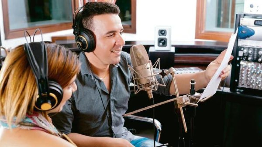 Rádio ganha espaço em campanhas locais com foco em retorno e integração digital