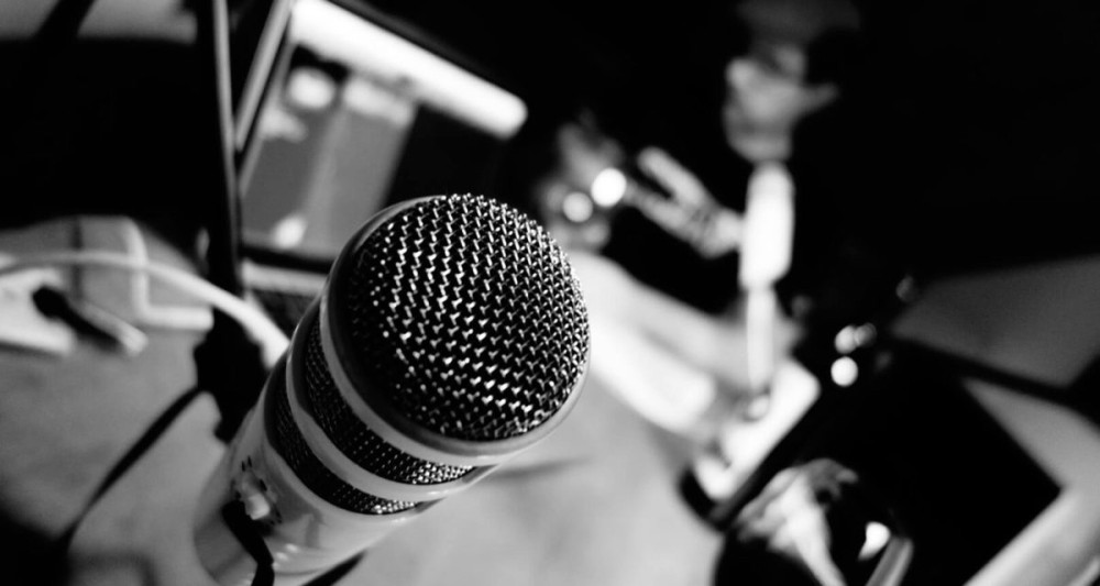 Avanço no uso de metadados no streaming reforça posição das rádios brasileiras na concorrência digital