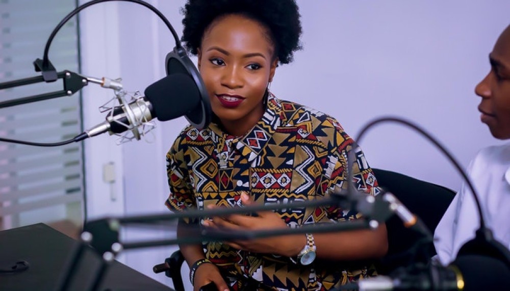 Podcast cresce entre mulheres e ganha status de "novo FM", aponta estudo da Edison Research