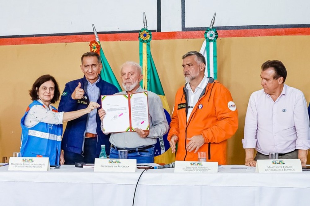 O presidente Lula assinou em 6 de junho a Medida Provisória que determina o pagamento dos dois salários mínimos para ajudar a manter os empregos de trabalhadores formais gaúchos. Foto: Ricardo Stuckert / PR