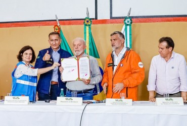 O presidente Lula assinou em 6 de junho a Medida Provisória que determina o pagamento dos dois salários mínimos para ajudar a manter os empregos de trabalhadores formais gaúchos. Foto: Ricardo Stuckert / PR