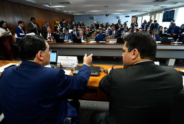 Braga (esq), relator, com Alcolumbre, na CCJ | Geraldo Magela/Agência Senado  Fonte: Agência Senado