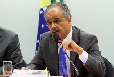 COMISSÃO ADIA VOTAÇÃO DE RELATÓRIO SOBRE AFASTAMENTO DE CARGO PARA DISPUTA ELEITORAL