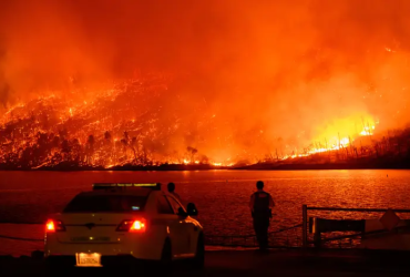Incêndios florestais ameaçam infraestrutura de transmissão em Los Angeles, mas esforços de contenção evitam danos