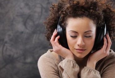 ALCANCE DO RÁDIO AUMENTA COM A DIMINUIÇÃO DA IDADE E CHEGA A 91% NA FAIXA 15-19 ANOS