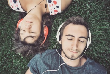 Rádio mantém alta efetividade publicitária e se destaca em confiança, aponta pesquisa internacional
