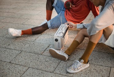 Rádio é ouvido por 86% da população do Reino Unido em apenas uma semana; digital já representa 73% do consumo