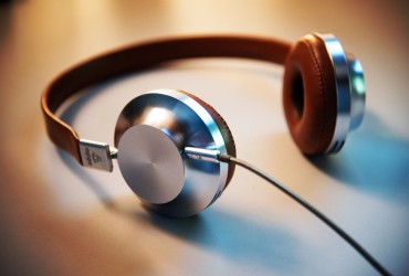 Mercado artístico internacional discute falta de “hits do verão” em 2025; rádio tem papel fundamental em prolongar sucessos