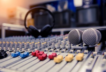 MCom divulga novos extratos de termos aditivos para migração AM-FM para sete estados