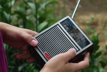 Importância do rádio a pilha em momentos de catástrofe é ressaltada em campanha lançada pela Amirt