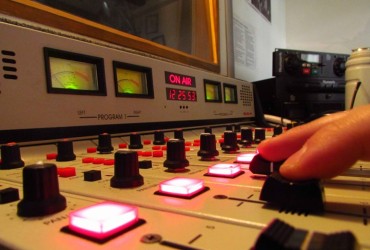 Abril começa com estreias e mudanças em vários mercados de rádios em FM do país