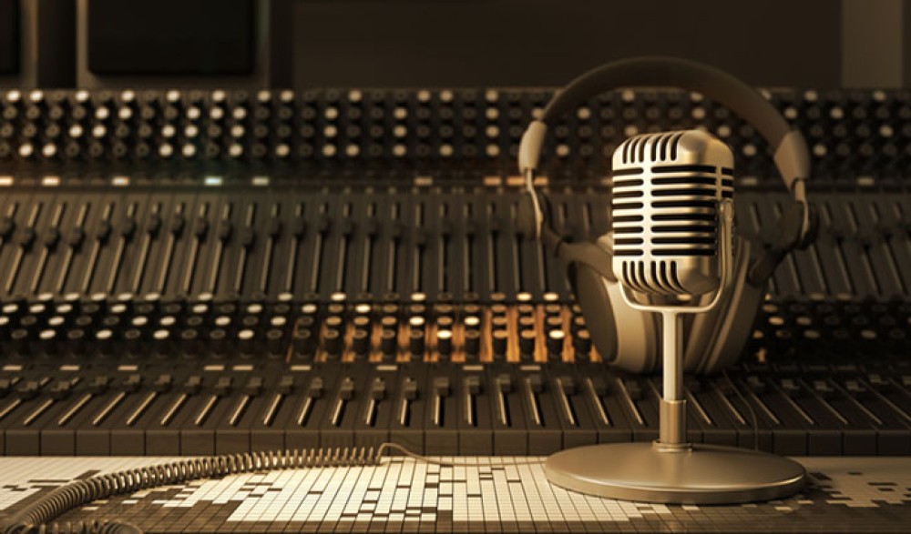 Rádio mantém liderança entre plataformas de áudio com publicidade, aponta novo estudo