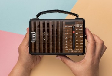 53% dos ouvintes prestam atenção em anúncios de Rádio, aponta Kantar