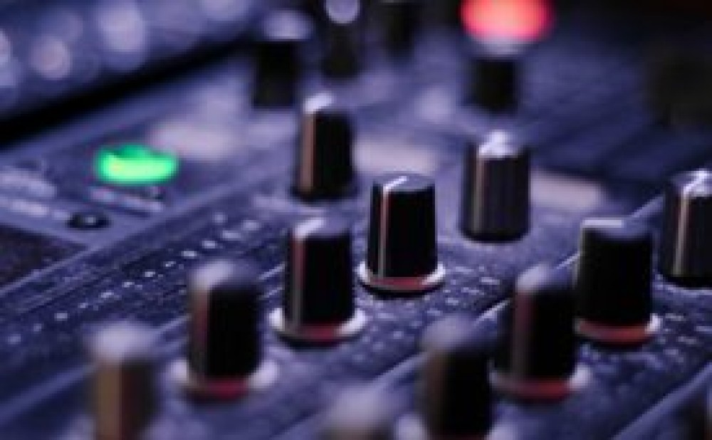 A MÚSICA, AS MARCAS E O CONSUMO