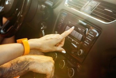 Conexão emocional e facilidade de escuta são motivos de escolha por ouvir rádio